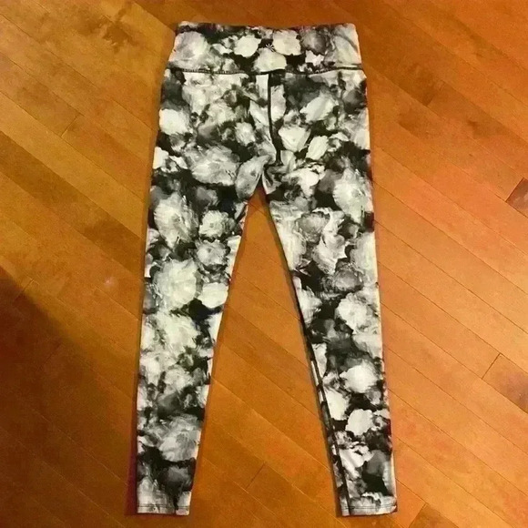 Athleta Chaturanga Grey and White Floral Legging - Picture 6 of 8